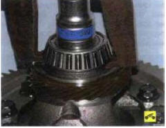 2. Для замены изношенного или поврежденного подшипника спрессуйте его с цапфы