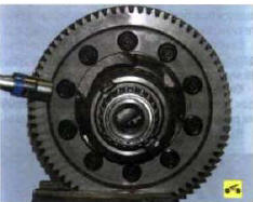 3. Выверните десять болтов крепления ведомой шестерни главной передачи к коробке