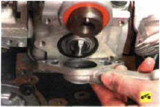 7. …и отведите крышку в сторону, не отсоединяя от нее шланг.