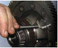 5. ...и, установив упор под шестерню спрессуйте из нее коробку дифференциала