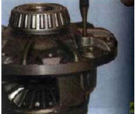 6. выбейте бородком диаметром 32 мм фиксирующий штифт оси сателлитов ...