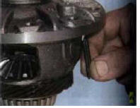 7. ...извлеките его из коробки дифференциала ...