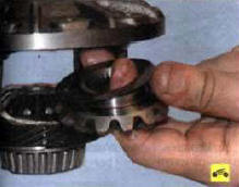 10. …и полуосевые шестерни вместе с опорами шайбами.