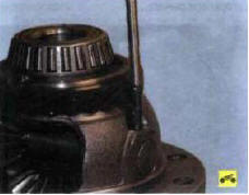 - фиксирующий штифт оси сателлитов запрессовывайте в отверстие коробки дифференциала