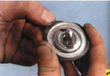 9. Снимите уплотнительное кольцо с термостата. Кольцо заменяйте при каждом снятии
