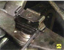 1. Для замены втулок шарнира рычага переключения передач отожмите отверткой фиксаторы