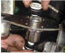 3. Извлеките две пластмассовые втулки шарнира из отверстий рычага.