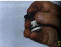 4. Снимите с каждой пластмассовой втулки резиновые демпферные втулки ...