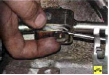 7. Для ремонта шарнира вала переключения передач снимите пружинный фиксатор ...