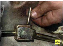 8. ...и извлеките ось шарнира привода переключения передач. Разъедините вилки