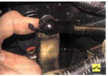 12. Отожмите пластмассовый фиксатор шарнира...