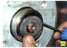 4. ...и снимите упорную шайбу, поддев отверткой.