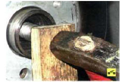 Если не удается извлечь хвостовик шарнира усилием рук, выбейте его из ступицы