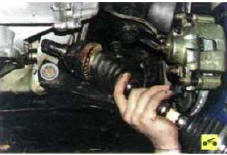 8. ...и снимите привод переднего колеса в сборе.