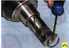 Заменяйте стопорное кольцо хвостовика внутреннего шарнира новым кольцом при каждом