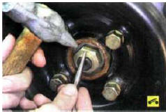 10.После затяжки застопорите гайку с бородком и молотком.