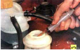 2. Откачайте рабочую жидкость из бачка (например, большим шприцем) и установите