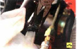 3. Снимите подводящий шланг, для чего сожмите отогнутые усики хомута пассатижами