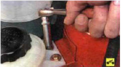 4. Выверните два болта крепления бачка.