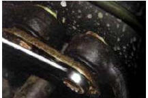 6. Снимите стопорную пластину, вывернув два болта крепления рулевых тяг к рейке