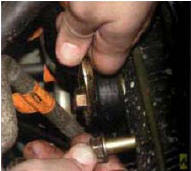 Вверните (не затягивая) один из болтов обратно в рейку, чтобы направляющая рамка