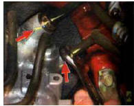 8. Отверните две гайки крепления гидравлических трубопроводов (большего диаметра)