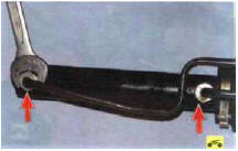 15. Отверните две гайки крепления трубок.