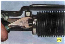 16. Бокорезами перекусите хомут крепления защитного кожуха, снимите хомут (при