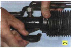 17. …и резиновую втулку. Аналогично снимите хомут и втулку на противоположном