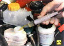 2. Снимите пробку бачка и откачайте тормозную жидкость из бачка, например, большим