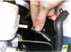 3. Отсоедините от бачка главного тормозного цилиндра шланг к главному цилиндру