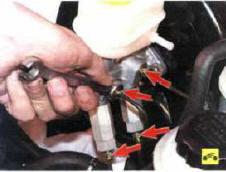 4. Отверните гайки крепления четырех трубопроводов и отведите трубопроводы в