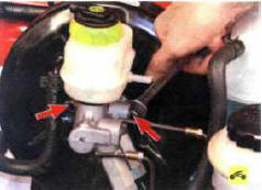 5. Отверните две гайки крепления главного тормозного цилиндра к вакуумному усилителю…