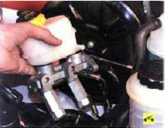 6. ...и снимите главный тормозной цилиндр в сборе с бачком.