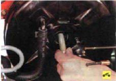 7. Извлеките из усилителя тормозов толкатель…