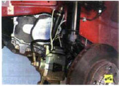 2. Снимите суппорт в сборе (см. «Замена суппорта переднего тормозного механизма»,