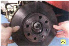 4. …и снимите тормозной диск.