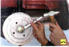 4. С помощью тонкого зубила и молотка аккуратно выпрессуйте защитный колпачок