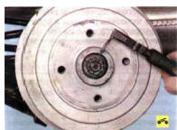 7. ...и извлеките шплинт из отверстия цапфы.