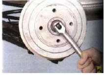 8. ...ослабьте затяжку гайки задней ступицы...