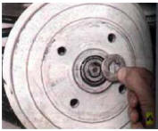 10. Снимите с цапфы упорную шайбу.