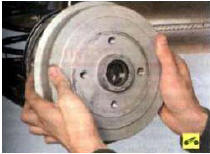 12. ...и снимите тормозной барабан вместе с внутренним подшипником ступицы и