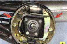 Осмотрите поверхность накладок тормозных колодок.