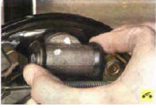 Если накладки смочены тормозной жидкостью, значит, негерметичны уплотнения рабочего