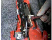 2. Опустите рычаг стояночного тормоза вниз до упора, полностью отверните и снимите