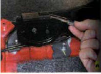 3. Извлеките наконечник троса из направляющей рычага стояночного тормоза