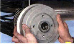 4. Снимите тормозной барабан (см. «Снятие и установка тормозного барабана», с.