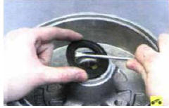 5. Извлеките сальник, поддев его отверткой.