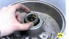 6. Выньте из ступицы внутреннее кольцо внутреннего подшипника.