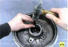 7. Используя молоток и бородок, выбейте и выньте из ступицы наружное кольцо наружного